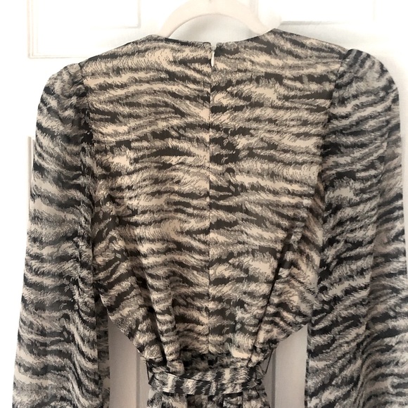 NWOT Express Animal Print Wrap Romper, Long Sleeves, V-Neck, NEVER WORN Size Sm. - Picture 5 of 11